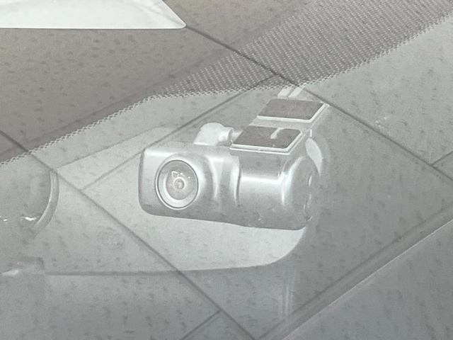 ＭＡＺＤＡ３ファストバック １５Ｓ　ブラックトーンエディション　純正ＳＤナビ　全周囲カメラ　衝突被害軽減システム　レーダークルーズ　禁煙車　ドラレコ　コーナーセンサー　スマートキー　ＬＥＤヘッド　ビルトインＥＴＣ　オートハイビーム　車線逸脱警報　オートライト（6枚目）
