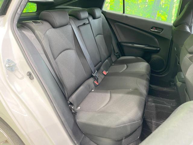 プリウス ＳセーフティプラスＩＩ　バックカメラ　衝突被害軽減システム　禁煙車　コーナーセンサー　スマートキー　ＬＥＤヘッド　ビルトインＥＴＣ　クルコン　オートハイビーム　車線逸脱警報　オートライト　オートエアコン（9枚目）