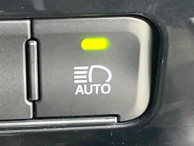 プリウス ＳセーフティプラスＩＩ　バックカメラ　衝突被害軽減システム　禁煙車　コーナーセンサー　スマートキー　ＬＥＤヘッド　ビルトインＥＴＣ　クルコン　オートハイビーム　車線逸脱警報　オートライト　オートエアコン（40枚目）