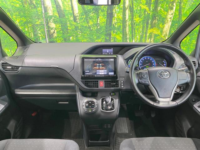 ヴォクシー ハイブリッドＶ　両側電動ドア　ＳＤナビ　バックカメラ　禁煙車　ドラレコ　コーナーセンサー　スマートキー　ＬＥＤヘッド　ビルトインＥＴＣ　クルコン　オートライト　デュアルエアコン　純正１５インチアルミ　リアエアコン（2枚目）