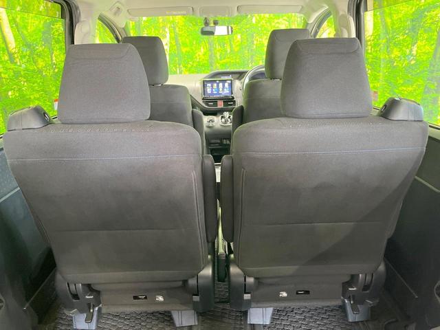 ヴォクシー ハイブリッドＶ　両側電動ドア　ＳＤナビ　バックカメラ　禁煙車　ドラレコ　コーナーセンサー　スマートキー　ＬＥＤヘッド　ビルトインＥＴＣ　クルコン　オートライト　デュアルエアコン　純正１５インチアルミ　リアエアコン（57枚目）