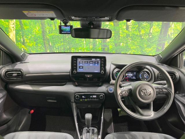 ヤリス ハイブリッドG バックカメラ 衝突被害軽減システム レーダークルーズ 禁煙車 ドラレコ コーナーセンサー スマートキー LEDヘッド ビルトインETC 車線逸脱警報 オートライト オートエアコン Bluetooth(2枚目)