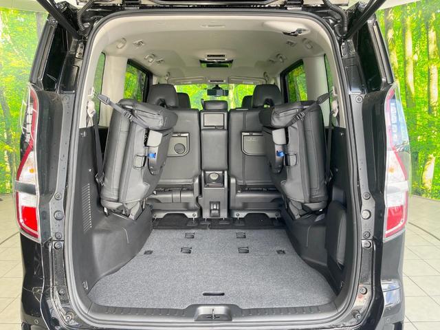 セレナ ハイウェイスターＶ　両側電動ドア　ＳＤナビ　後席モニター　全周囲カメラ　衝突被害軽減システム　レーダークルーズ　禁煙車　コーナーセンサー　スマートキー　ＬＥＤヘッド　ビルトインＥＴＣ　オートハイビーム　車線逸脱警報（11枚目）