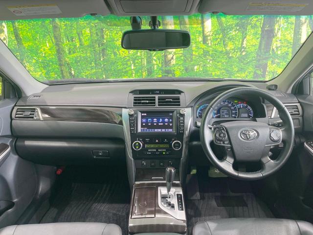 カムリ ハイブリッド　レザーパッケージ　純正ナビ　バックカメラ　黒革シート　シートヒーター　クルーズコントロール　フルセグ　ＥＴＣ　ＨＩＤヘッドライト　純正１７インチアルミ　スマートキー　オートライト　オートエアコン　ＣＤ再生　ＤＶＤ再生（2枚目）