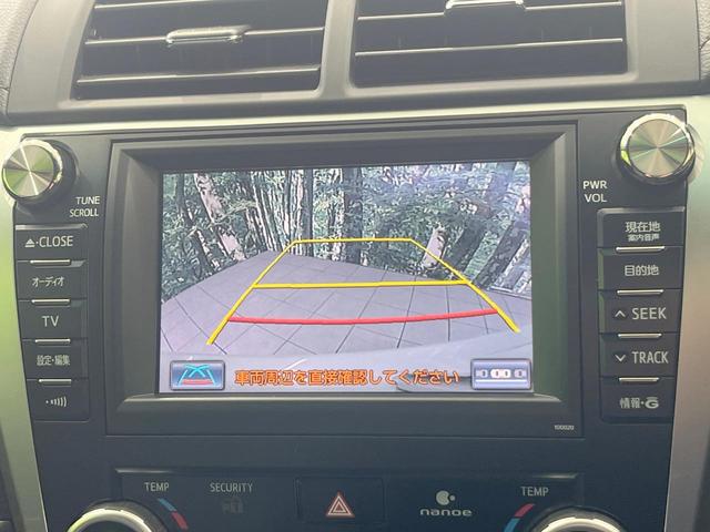 カムリ ハイブリッド　レザーパッケージ　純正ナビ　バックカメラ　黒革シート　シートヒーター　クルーズコントロール　フルセグ　ＥＴＣ　ＨＩＤヘッドライト　純正１７インチアルミ　スマートキー　オートライト　オートエアコン　ＣＤ再生　ＤＶＤ再生（4枚目）