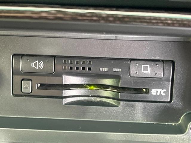 カムリ ハイブリッド　レザーパッケージ　純正ナビ　バックカメラ　黒革シート　シートヒーター　クルーズコントロール　フルセグ　ＥＴＣ　ＨＩＤヘッドライト　純正１７インチアルミ　スマートキー　オートライト　オートエアコン　ＣＤ再生　ＤＶＤ再生（5枚目）