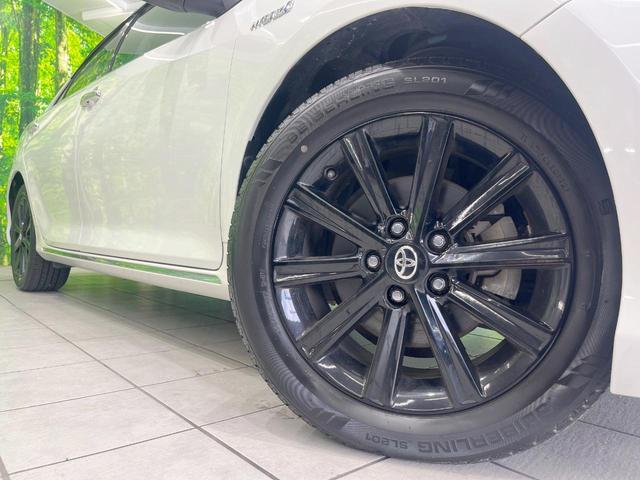 カムリ ハイブリッド　レザーパッケージ　純正ナビ　バックカメラ　黒革シート　シートヒーター　クルーズコントロール　フルセグ　ＥＴＣ　ＨＩＤヘッドライト　純正１７インチアルミ　スマートキー　オートライト　オートエアコン　ＣＤ再生　ＤＶＤ再生（13枚目）