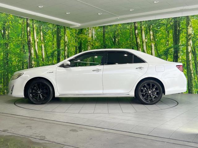 カムリ ハイブリッド　レザーパッケージ　純正ナビ　バックカメラ　黒革シート　シートヒーター　クルーズコントロール　フルセグ　ＥＴＣ　ＨＩＤヘッドライト　純正１７インチアルミ　スマートキー　オートライト　オートエアコン　ＣＤ再生　ＤＶＤ再生（22枚目）