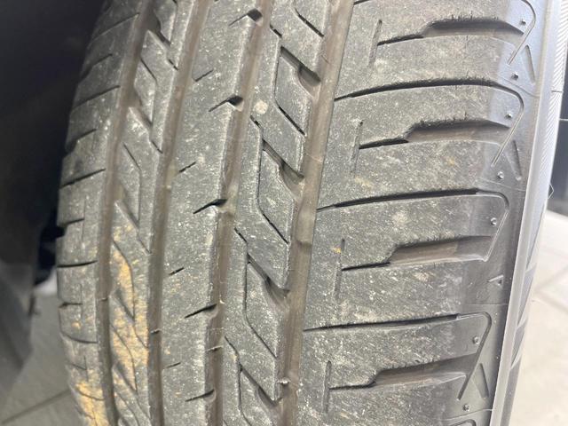 カムリ ハイブリッド　レザーパッケージ　純正ナビ　バックカメラ　黒革シート　シートヒーター　クルーズコントロール　フルセグ　ＥＴＣ　ＨＩＤヘッドライト　純正１７インチアルミ　スマートキー　オートライト　オートエアコン　ＣＤ再生　ＤＶＤ再生（26枚目）