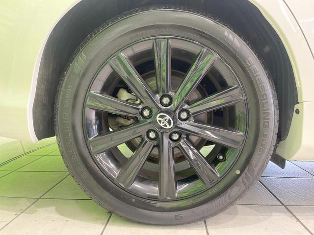 カムリ ハイブリッド　レザーパッケージ　純正ナビ　バックカメラ　黒革シート　シートヒーター　クルーズコントロール　フルセグ　ＥＴＣ　ＨＩＤヘッドライト　純正１７インチアルミ　スマートキー　オートライト　オートエアコン　ＣＤ再生　ＤＶＤ再生（27枚目）