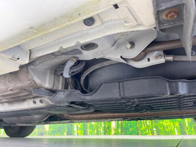 カムリ ハイブリッド　レザーパッケージ　純正ナビ　バックカメラ　黒革シート　シートヒーター　クルーズコントロール　フルセグ　ＥＴＣ　ＨＩＤヘッドライト　純正１７インチアルミ　スマートキー　オートライト　オートエアコン　ＣＤ再生　ＤＶＤ再生（29枚目）