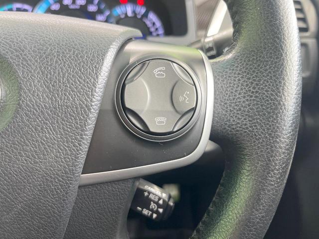 カムリ ハイブリッド　レザーパッケージ　純正ナビ　バックカメラ　黒革シート　シートヒーター　クルーズコントロール　フルセグ　ＥＴＣ　ＨＩＤヘッドライト　純正１７インチアルミ　スマートキー　オートライト　オートエアコン　ＣＤ再生　ＤＶＤ再生（35枚目）