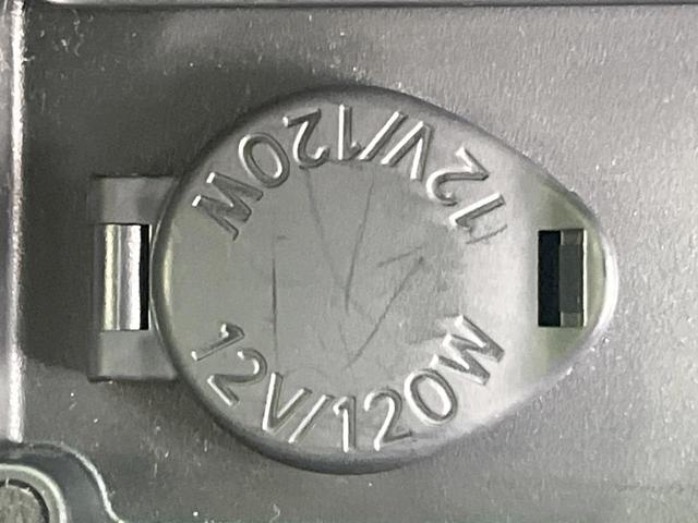 カムリ ハイブリッド　レザーパッケージ　純正ナビ　バックカメラ　黒革シート　シートヒーター　クルーズコントロール　フルセグ　ＥＴＣ　ＨＩＤヘッドライト　純正１７インチアルミ　スマートキー　オートライト　オートエアコン　ＣＤ再生　ＤＶＤ再生（41枚目）