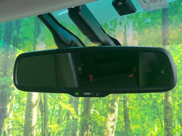 カムリ ハイブリッド　レザーパッケージ　純正ナビ　バックカメラ　黒革シート　シートヒーター　クルーズコントロール　フルセグ　ＥＴＣ　ＨＩＤヘッドライト　純正１７インチアルミ　スマートキー　オートライト　オートエアコン　ＣＤ再生　ＤＶＤ再生（46枚目）