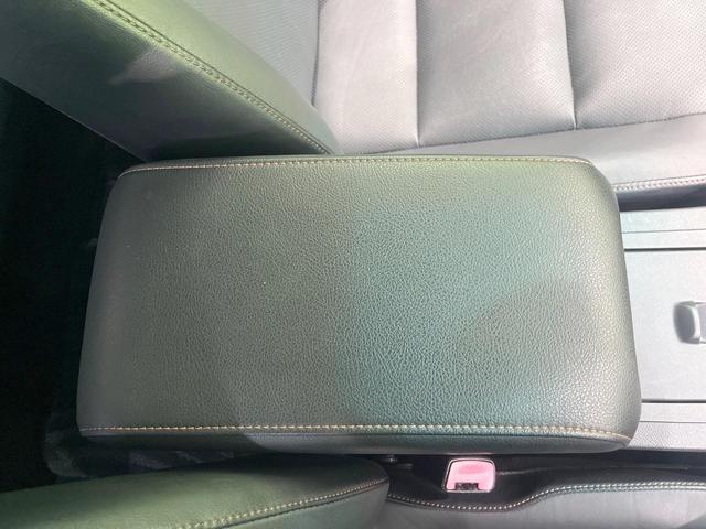 カムリ ハイブリッド　レザーパッケージ　純正ナビ　バックカメラ　黒革シート　シートヒーター　クルーズコントロール　フルセグ　ＥＴＣ　ＨＩＤヘッドライト　純正１７インチアルミ　スマートキー　オートライト　オートエアコン　ＣＤ再生　ＤＶＤ再生（47枚目）