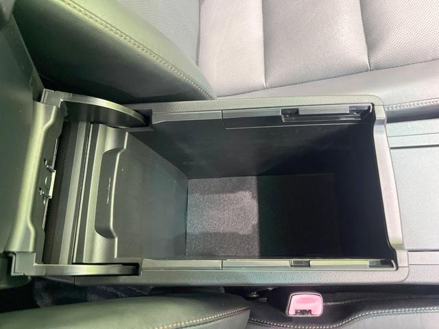 カムリ ハイブリッド　レザーパッケージ　純正ナビ　バックカメラ　黒革シート　シートヒーター　クルーズコントロール　フルセグ　ＥＴＣ　ＨＩＤヘッドライト　純正１７インチアルミ　スマートキー　オートライト　オートエアコン　ＣＤ再生　ＤＶＤ再生（48枚目）