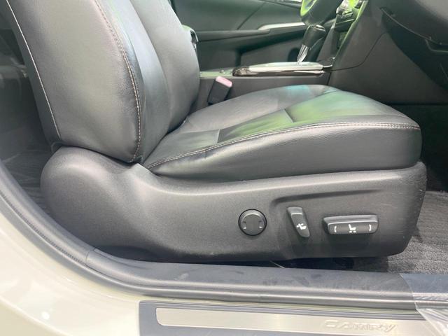 カムリ ハイブリッド　レザーパッケージ　純正ナビ　バックカメラ　黒革シート　シートヒーター　クルーズコントロール　フルセグ　ＥＴＣ　ＨＩＤヘッドライト　純正１７インチアルミ　スマートキー　オートライト　オートエアコン　ＣＤ再生　ＤＶＤ再生（53枚目）