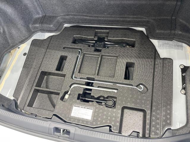 カムリ ハイブリッド　レザーパッケージ　純正ナビ　バックカメラ　黒革シート　シートヒーター　クルーズコントロール　フルセグ　ＥＴＣ　ＨＩＤヘッドライト　純正１７インチアルミ　スマートキー　オートライト　オートエアコン　ＣＤ再生　ＤＶＤ再生（57枚目）