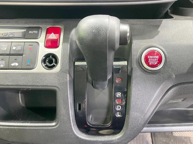 インパネシフトならハンドルからの移動距離が短く操作もスムーズ！また、足元が広くなりすっきりしますので、大柄な方でも快適にお過ごしいただけます。