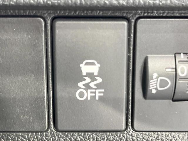 【横滑り防止装置】車両の横滑りを感知すると、自動的に車両の進行方向を保つように車両を制御します。雨の日など滑りやすい路面状況でも安全な運転が可能です。