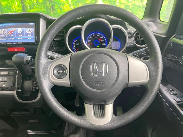 インテリアに合わせたデザインのステアリングは、運転される方のことも考え、運転しやすい形状、大きさです。是非一度、実際に触ってお確かめください。