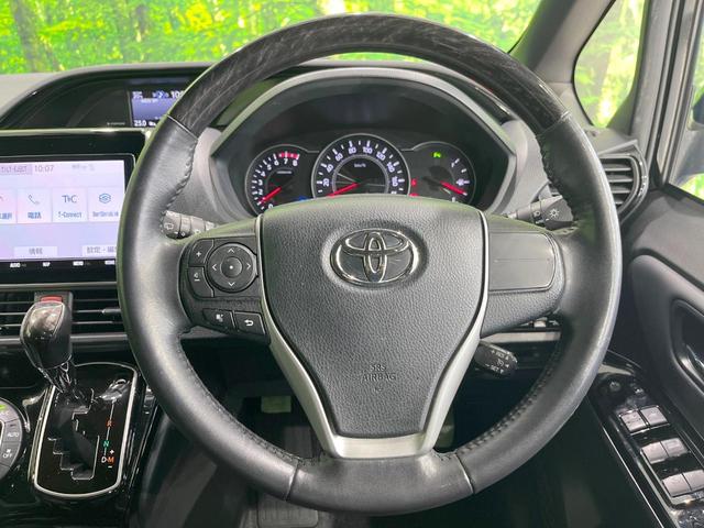 【ウッドコンビステアリング】高級感ある木目調パーツを採用した手に良く馴染むコンビハンドル。運転席廻りの雰囲気も一気に豪華になります！