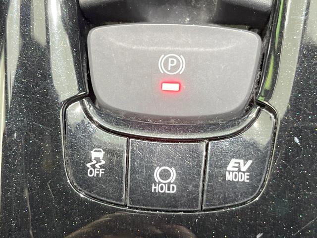 【電動パーキングブレーキ】パーキングブレーキは便利な電動式！ボタン一つで操作でき、アクセルを踏めば自動で解除されます♪レバーやペダルが無いので運転席廻りもすっきりしますね♪