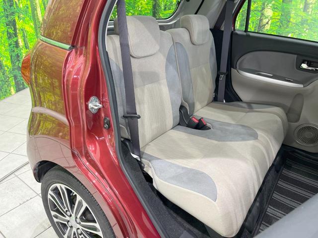 後部座席も気になるようなキズ・汚れやへたり等、大きなダメージはなく、良好な状態です。