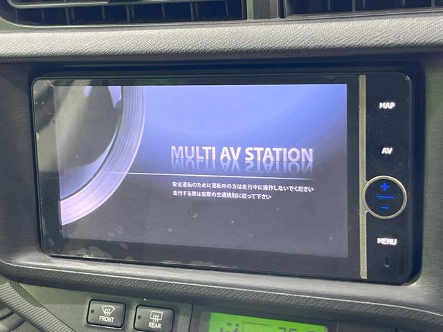 アクア Ｇ　純正ナビ　バックカメラ　スマートキー　ビルトインＥＴＣ　オートライト　オートエアコン　Ｂｌｕｅｔｏｏｔｈ　ＣＤ　ＤＶＤ再生　フルセグ　純正革巻きステアリング　トラクションコントロール（3枚目）