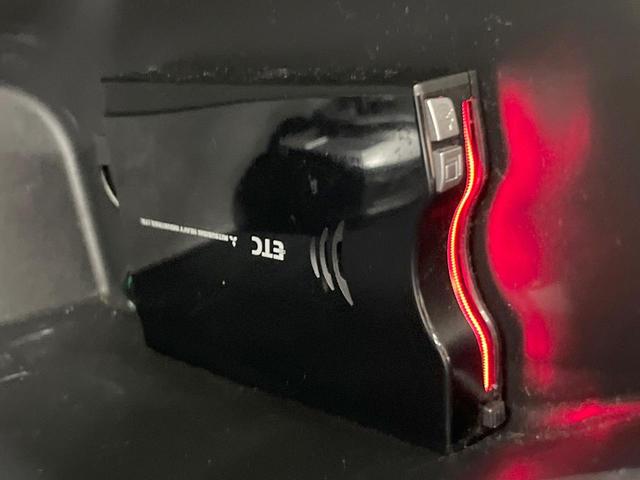 ヴェゼル ハイブリッドＺ　バックカメラ　衝突被害軽減システム　禁煙車　ハーフレザーシート　スマートキー　ＬＥＤヘッド　ＥＴＣ　クルコン　純正１８インチアルミ　オートライト　デュアルエアコン　Ｂｌｕｅｔｏｏｔｈ　ＣＤ（5枚目）