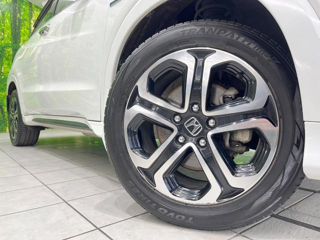 ヴェゼル ハイブリッドＺ　バックカメラ　衝突被害軽減システム　禁煙車　ハーフレザーシート　スマートキー　ＬＥＤヘッド　ＥＴＣ　クルコン　純正１８インチアルミ　オートライト　デュアルエアコン　Ｂｌｕｅｔｏｏｔｈ　ＣＤ（13枚目）