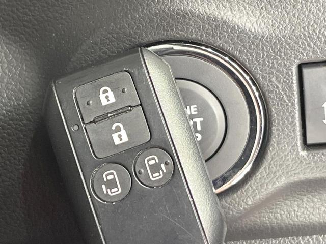 【キーレススタートシステム】カバンやポケットに入れたままでもドアの施錠・解錠が可能なスマートキーを装備。エンジンのオン・オフ時もカギを取り出す必要が無いからとっても便利です♪