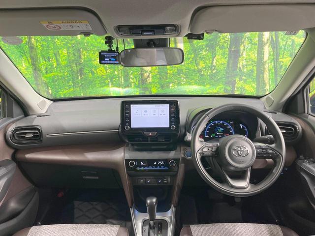 ヤリスクロス ハイブリッドＺ　純正８型ディスプレイオーディオ　衝突被害軽減システム　レーダークルーズ　スマートキー　ＬＥＤヘッド　ＥＴＣ２．０　全周囲カメラ　ハーフレザーシート　パワーシート　純正１８インチＡＷ　オートハイビーム（2枚目）