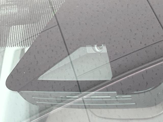 ヤリスクロス ハイブリッドＺ　純正８型ディスプレイオーディオ　衝突被害軽減システム　レーダークルーズ　スマートキー　ＬＥＤヘッド　ＥＴＣ２．０　全周囲カメラ　ハーフレザーシート　パワーシート　純正１８インチＡＷ　オートハイビーム（3枚目）