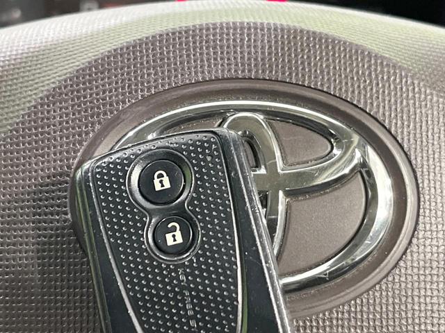 【スマートキー】カバンやポケットに入れたままでもドアの施錠・解錠が可能なスマートキーを装備。エンジンのオン・オフ時もカギを取り出す必要が無いからとっても便利です♪