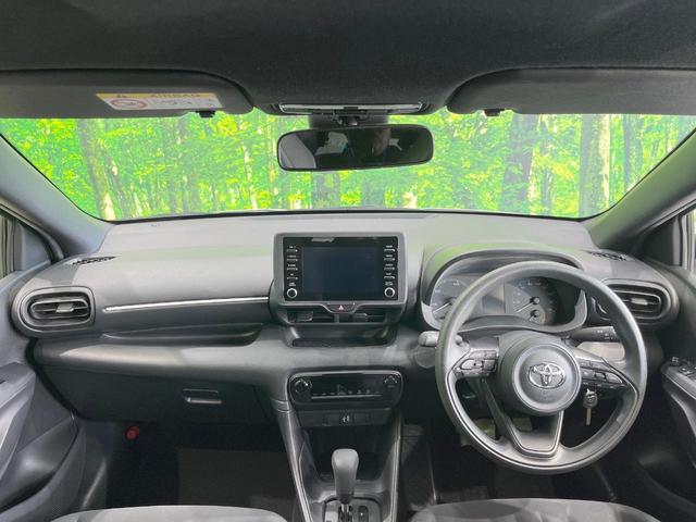 ヤリス ハイブリッドＸ　純正ナビ　バックカメラ　１００Ｖ電源　衝突被害軽減システム　レーダークルーズ　禁煙車　スマートキー　ＬＥＤヘッド　ビルトインＥＴＣ　車線逸脱警報　オートエアコン　Ｂｌｕｅｔｏｏｔｈ（2枚目）