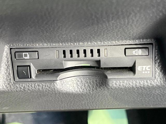 ヤリス ハイブリッドＸ　純正ナビ　バックカメラ　１００Ｖ電源　衝突被害軽減システム　レーダークルーズ　禁煙車　スマートキー　ＬＥＤヘッド　ビルトインＥＴＣ　車線逸脱警報　オートエアコン　Ｂｌｕｅｔｏｏｔｈ（7枚目）