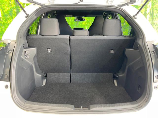 ヤリス ハイブリッドＸ　純正ナビ　バックカメラ　１００Ｖ電源　衝突被害軽減システム　レーダークルーズ　禁煙車　スマートキー　ＬＥＤヘッド　ビルトインＥＴＣ　車線逸脱警報　オートエアコン　Ｂｌｕｅｔｏｏｔｈ（53枚目）