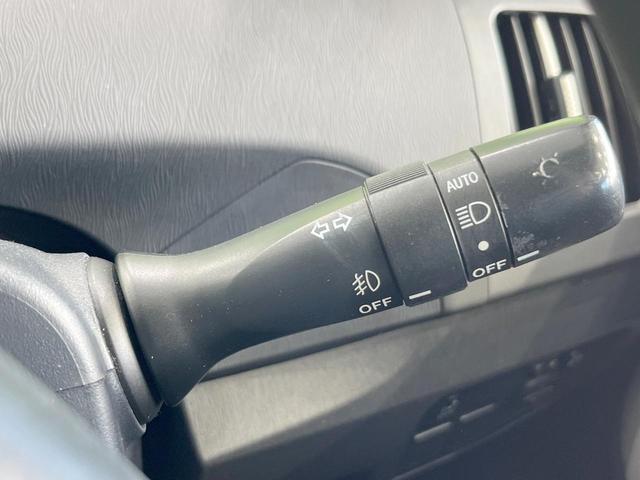 プリウス Ｓ　純正ナビ　スマートキー　ＨＩＤヘッド　ビルトインＥＴＣ　純正１５インチアルミ　オートエアコン　Ｂｌｕｅｔｏｏｔｈ　ＣＤ　ＤＶＤ再生　フルセグ　トラクションコントロール（6枚目）