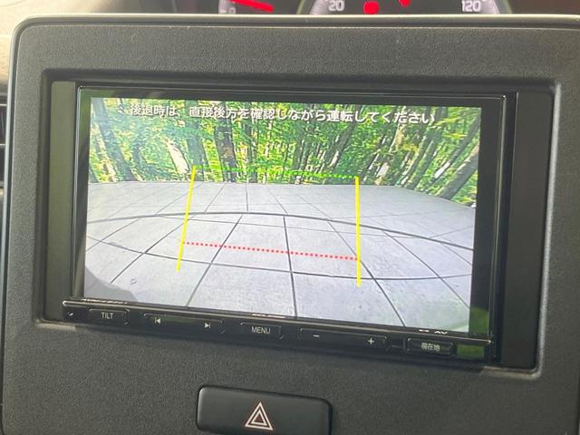 【バックカメラ】駐車時に後方がリアルタイム映像で確認できます。大型商業施設や立体駐車場での駐車時や、夜間のバック時に大活躍！運転スキルに関わらず、今や必須となった装備のひとつです！