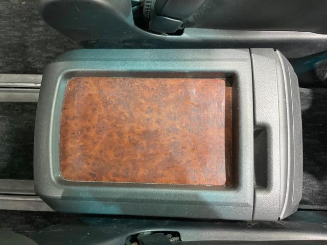 ヴェルファイア ２．４Ｚ　プラチナセレクションＩＩ　両側電動ドア　後席モニター　バックカメラ　禁煙車　コーナーセンサー　スマートキー　ＨＩＤヘッド　ビルトインＥＴＣ　純正１８インチアルミ　オートライト　デュアルエアコン　リアエアコン（42枚目）