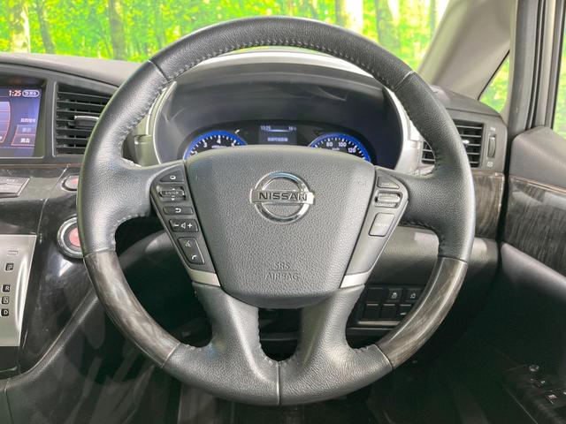 �C���e���A�ɍ��킹���f�U�C���̃X�e�A�����O�́A�^�]�������̂��Ƃ��l���A�^�]���₷���`��A�傫���ł��B�����x�A���ۂɐG���Ă��m���߂��������B