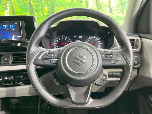 �C���e���A�ɍ��킹���f�U�C���̃X�e�A�����O�́A�^�]�������̂��Ƃ��l���A�^�]���₷���`��A�傫���ł��B�����x�A���ۂɐG���Ă��m���߂��������B