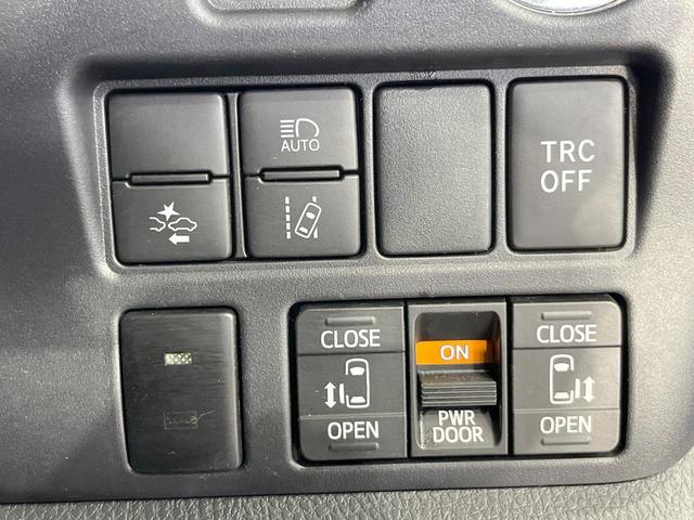 ノア ハイブリッドＳｉ　ダブルバイビーＩＩＩ　両側電動ドア　純正ＳＤナビ　後席モニター　バックカメラ　衝突被害軽減システム　禁煙車　ハーフレザーシート　ドラレコ　コーナーセンサー　スマートキー　ＬＥＤヘッド　ビルトインＥＴＣ　クルコン（4枚目）