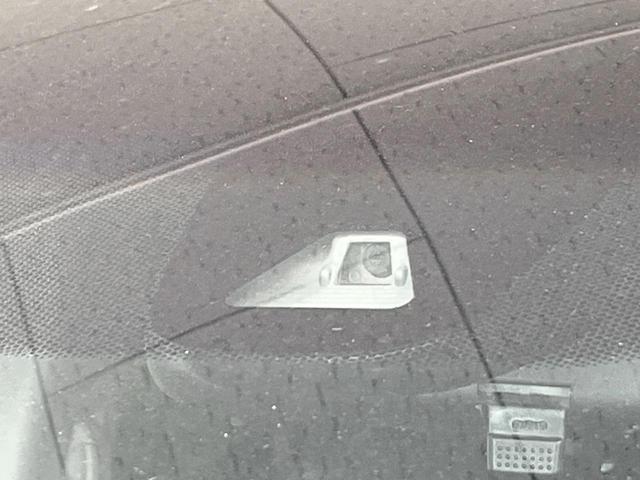 �y�z���_�Z���V���O�z���s���ɑO���̎ԗ�����F�����A�Փ˂������Ȏ��͌x��ƃu���[�L�ŏՓˉ���Ɣ�Q�y�����A�V�X�g�B�����S�Ƀh���C�u�����y���݂��������܂��B