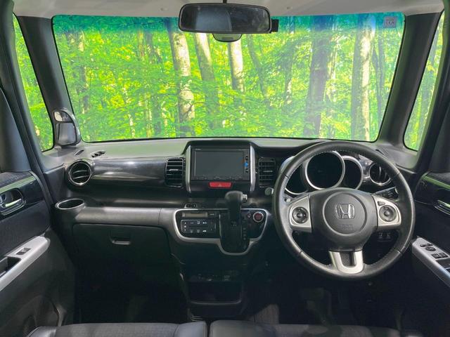 N-BOXカスタム G ターボSSブラックスタイルパッケージ 純正SDナビ 衝突被害軽減システム 両側電動ドア バックカメラ ハーフレザーシート スマートキー HIDヘッド ビルトインETC 純正15インチアルミ オートライト オートエアコン(2枚目)