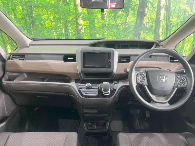 フリードハイブリッド ハイブリッド・Ｇホンダセンシング　両側電動ドア　純正ＳＤナビ　バックカメラ　衝突被害軽減システム　禁煙車　スマートキー　ＬＥＤヘッド　ビルトインＥＴＣ　車線逸脱警報　オートライト　オートエアコン　Ｂｌｕｅｔｏｏｔｈ　ＣＤ　ＤＶＤ再生（2枚目）