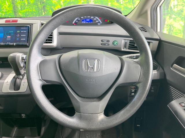 �C���e���A�ɍ��킹���f�U�C���̃X�e�A�����O�́A�^�]�������̂��Ƃ��l���A�^�]���₷���`��A�傫���ł��B�����x�A���ۂɐG���Ă��m���߂��������B