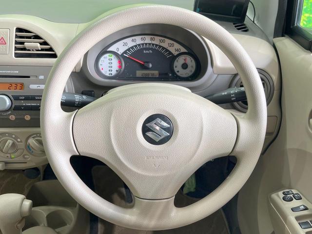 �C���e���A�ɍ��킹���f�U�C���̃X�e�A�����O�́A�^�]�������̂��Ƃ��l���A�^�]���₷���`��A�傫���ł��B�����x�A���ۂɐG���Ă��m���߂��������B