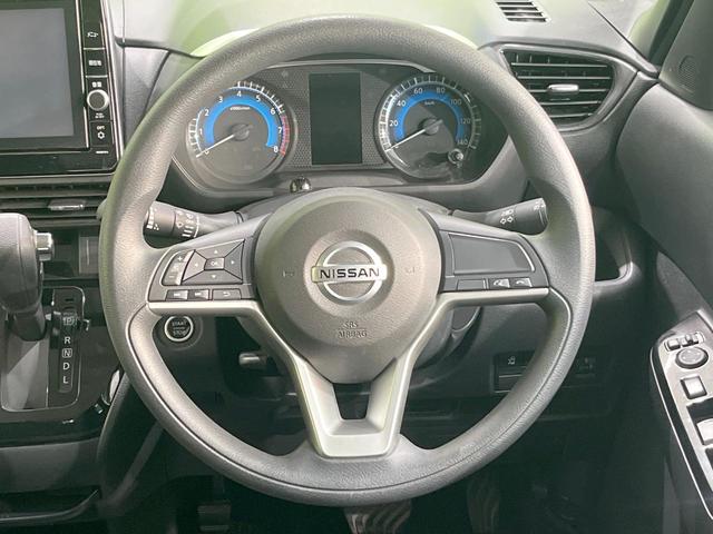 �C���e���A�ɍ��킹���f�U�C���̃X�e�A�����O�́A�^�]�������̂��Ƃ��l���A�^�]���₷���`��A�傫���ł��B�����x�A���ۂɐG���Ă��m���߂��������B